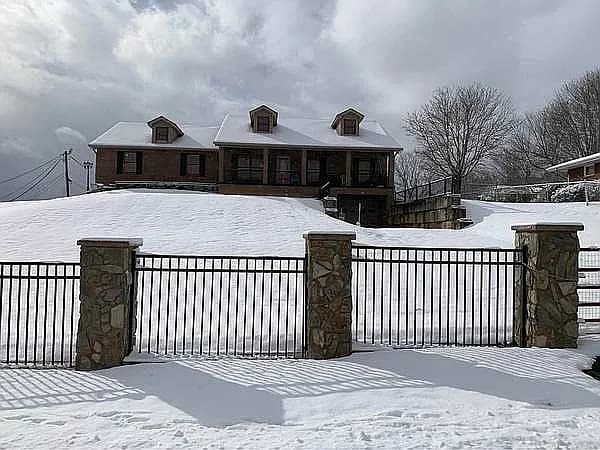 104 Dickson Rd — exterior photo