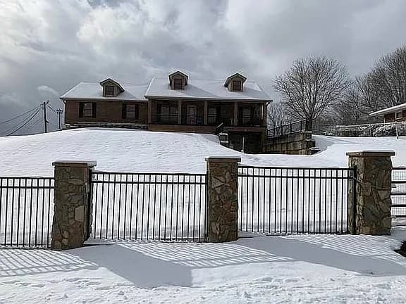104 Dickson Rd — exterior photo