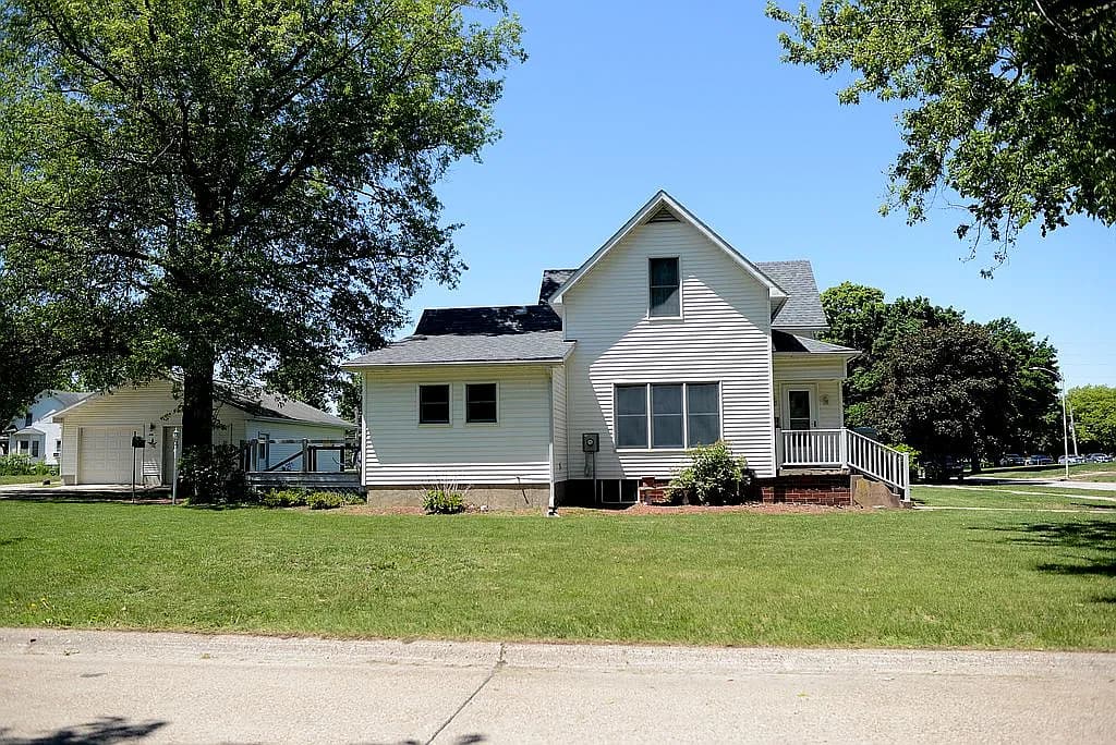 212 NE Elm St — exterior photo