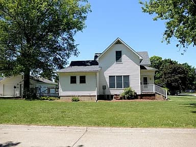212 NE Elm St — exterior photo