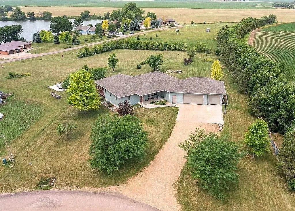 100 Lakeview Dr — exterior photo