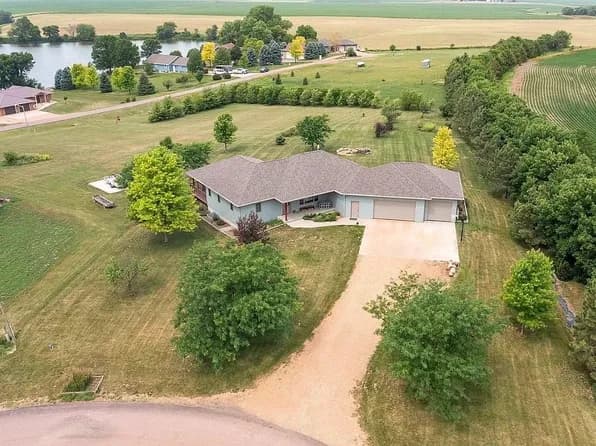 100 Lakeview Dr — exterior photo