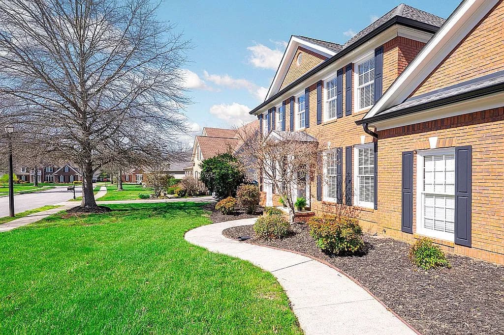 1946 Turnberry Cir — exterior photo