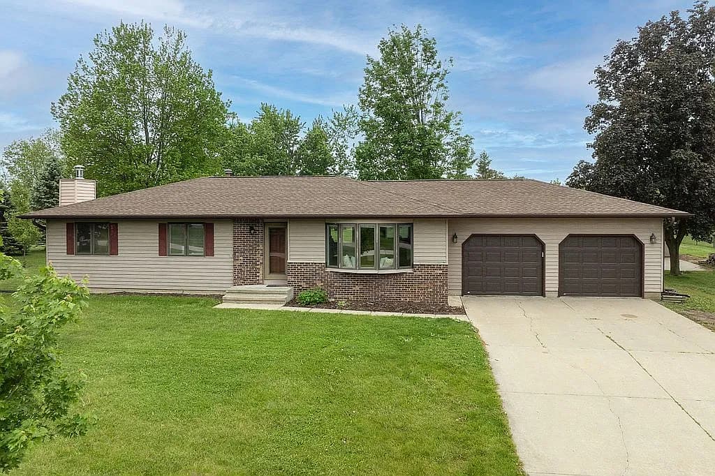 5751 Michael Dr NE — exterior photo