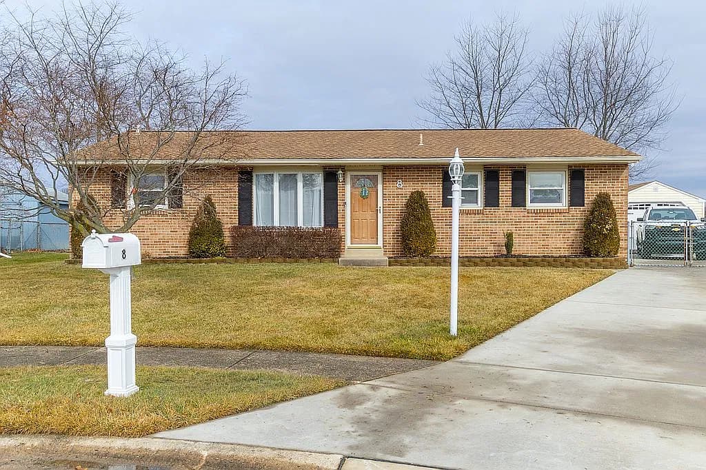 8 Craig Rd — exterior photo