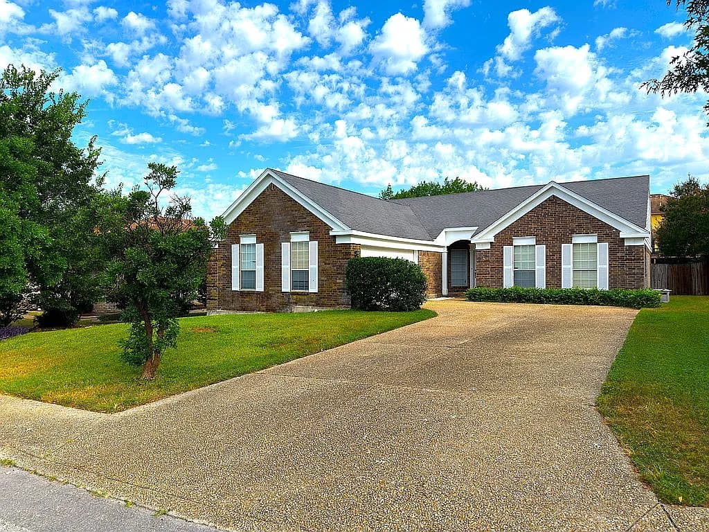 1326 Oak Path — exterior photo