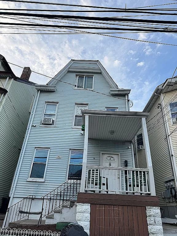105 Lyon St — exterior photo