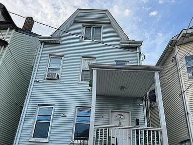 105 Lyon St — exterior photo
