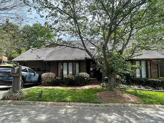 400 Chadbourne Ct — exterior photo