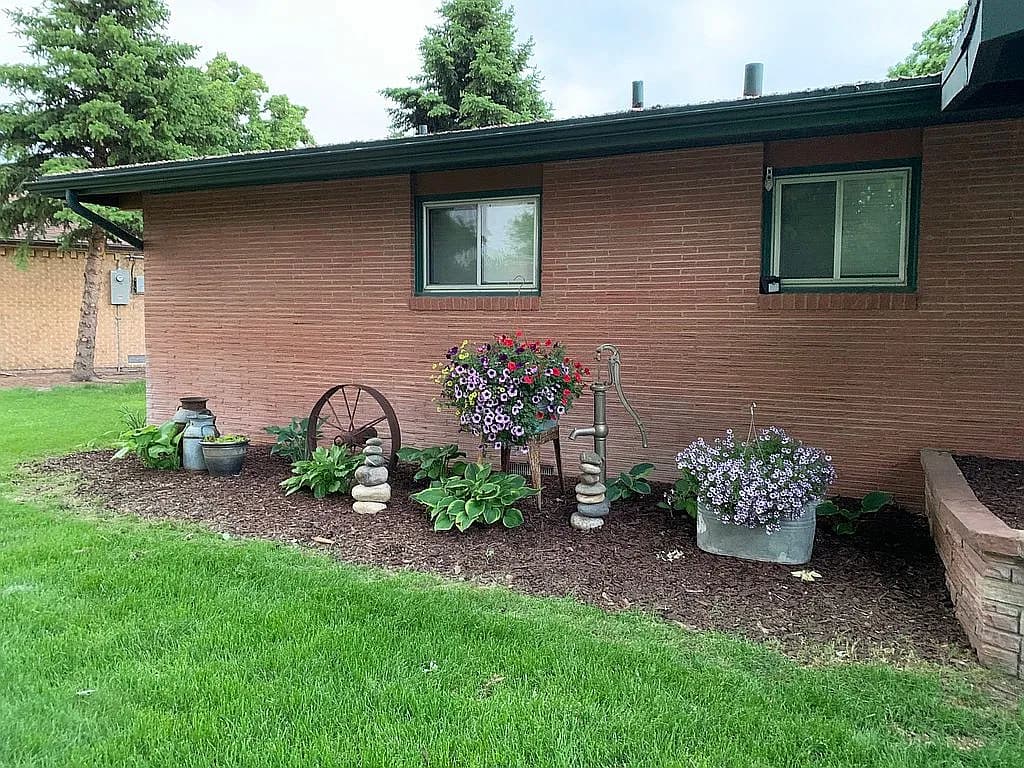 214 E Circle Dr — exterior photo