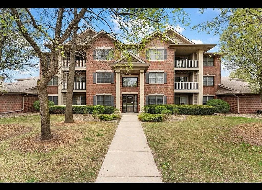 10404 White Oak Ln Unit 3-C — exterior photo