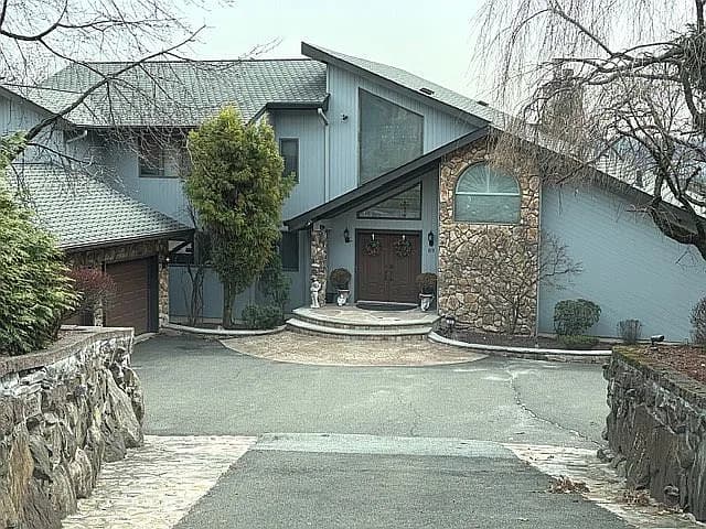89 Columbus Ave — exterior photo