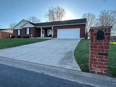 103 Lincoln Dr — exterior photo