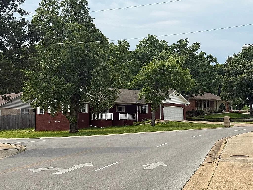 1201 Pinetree Ln — exterior photo