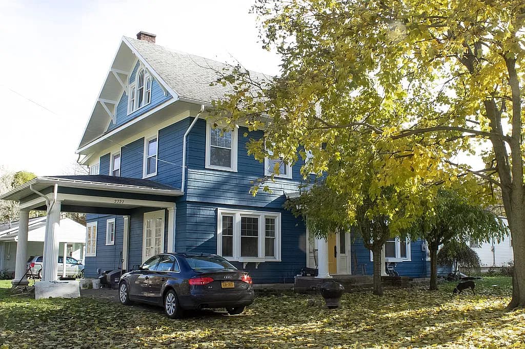2727 Main St — exterior photo