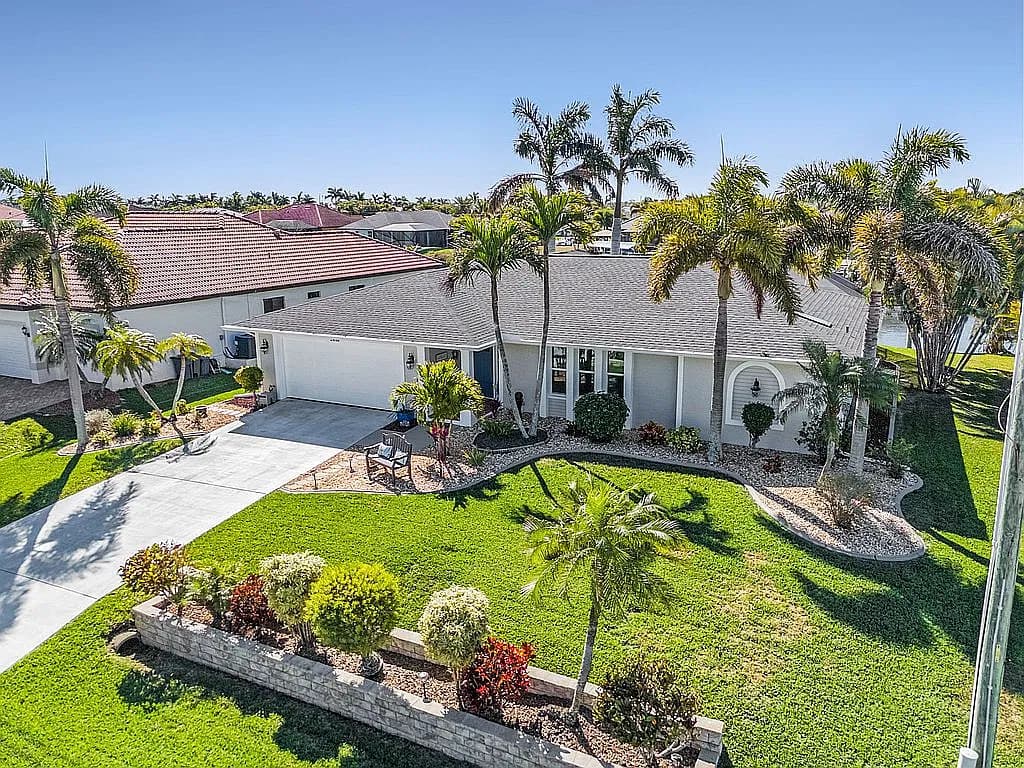2610 SW 37th Ter — exterior photo