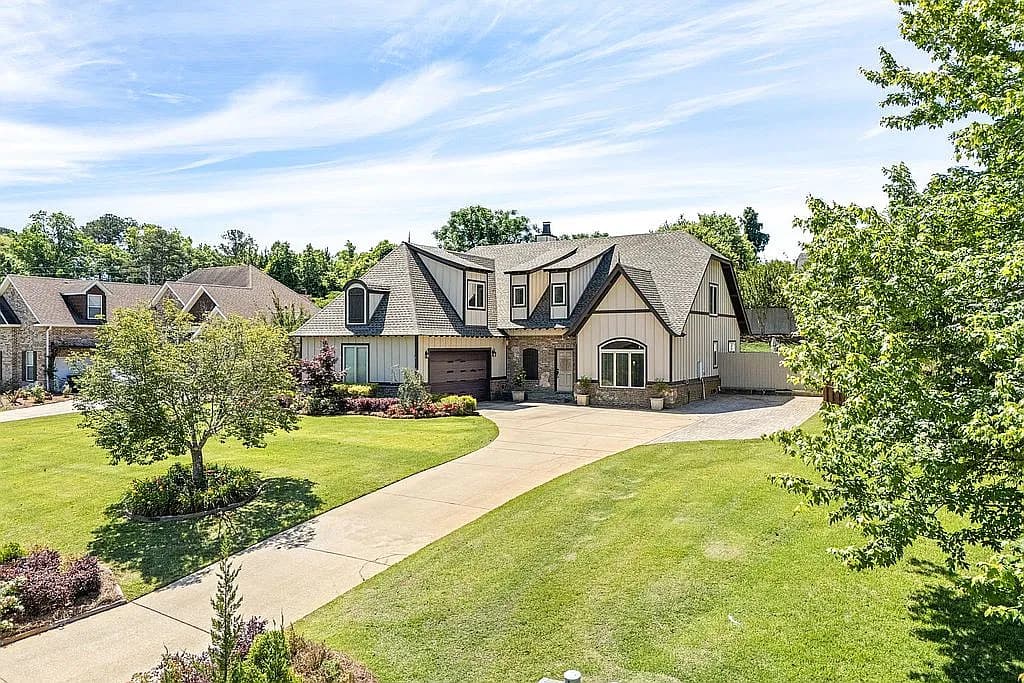 3205 Pinecrest Dr — exterior photo
