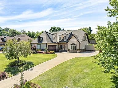 3205 Pinecrest Dr — exterior photo