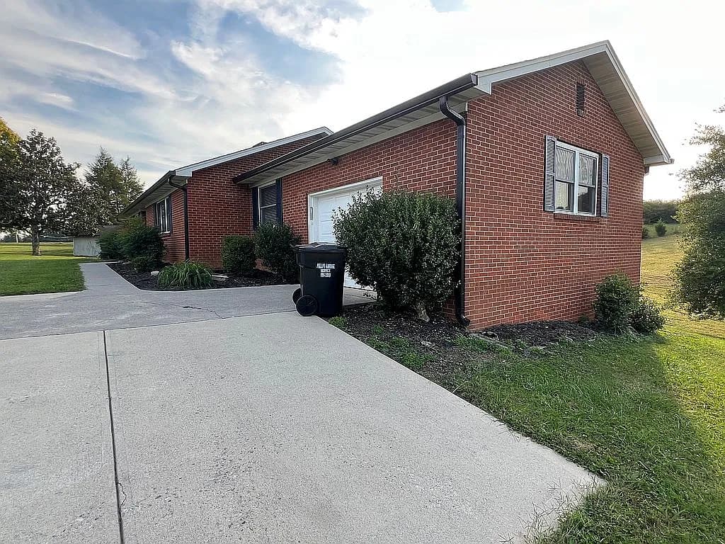 717 Old Glory Rd — exterior photo