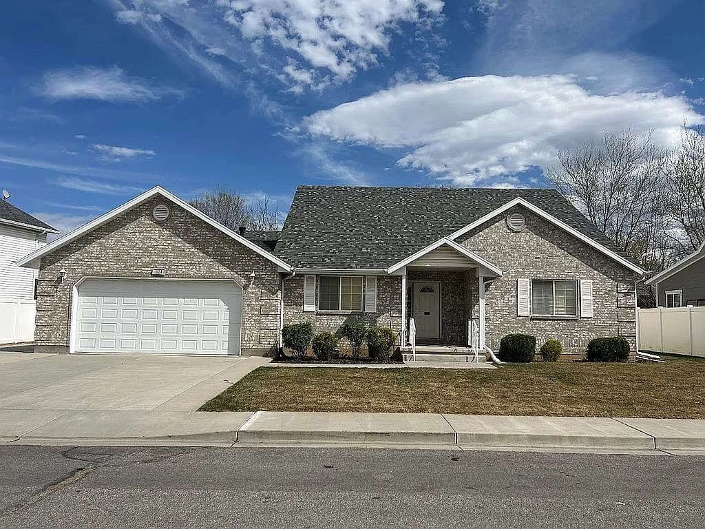524 N Mitchell Dr — exterior photo