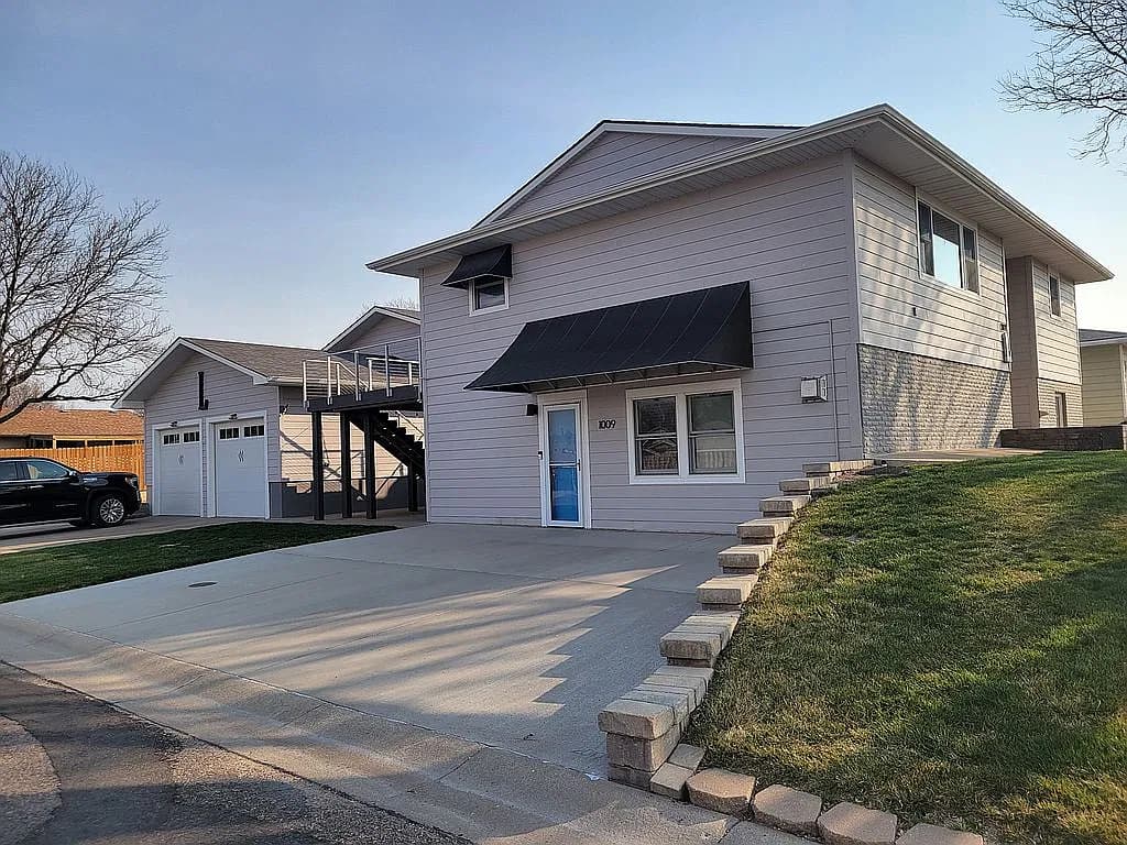 1009 Court Ter — exterior photo