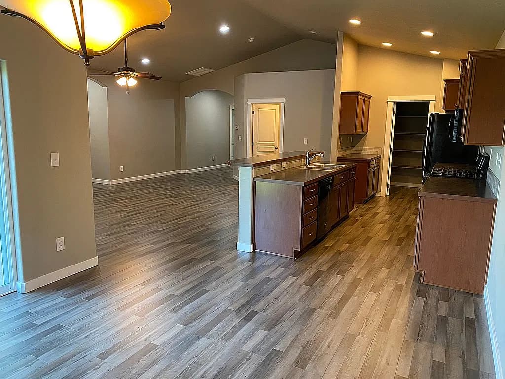 1640 SW Panorama Dr — exterior photo