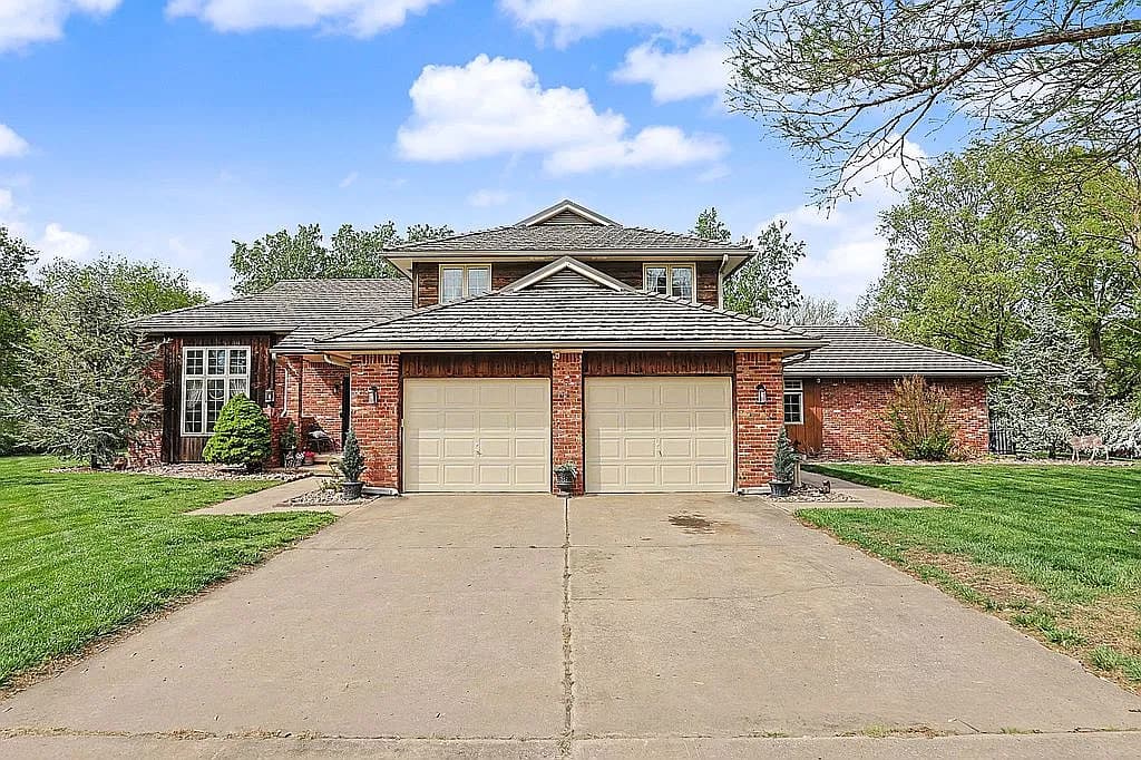 2561 N Cedar Crest Dr — exterior photo