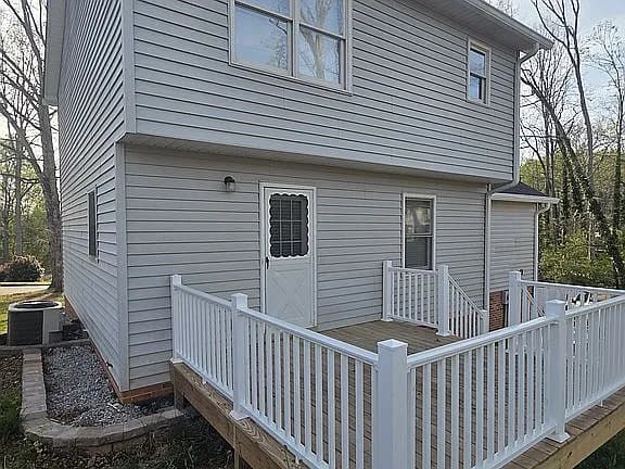 120 Chaucer Dr — exterior photo