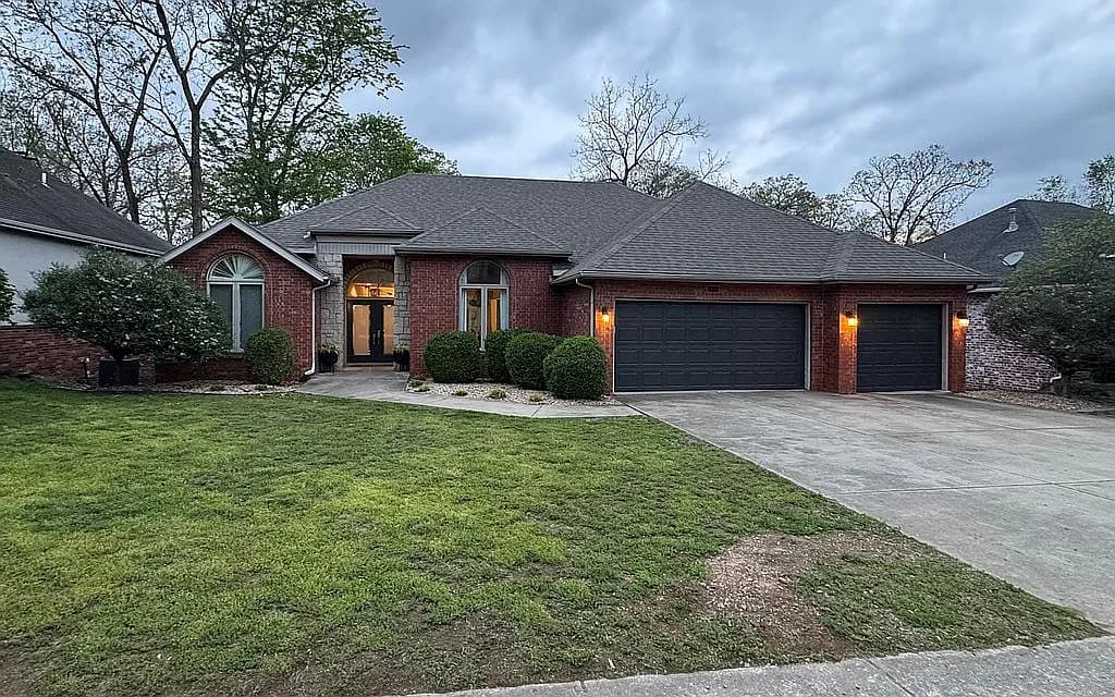 1955 S Pin Oak Dr — exterior photo