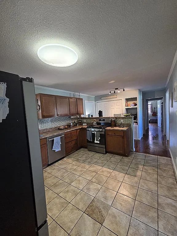 647 Sunburst Dr — exterior photo