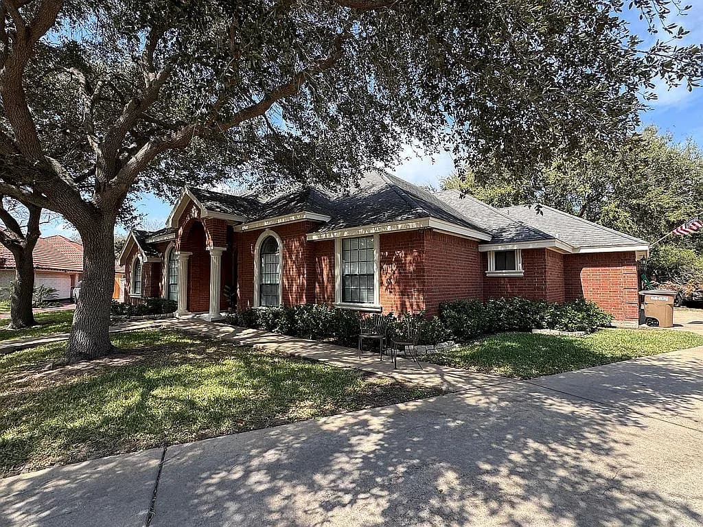 901 Crown Cir — exterior photo