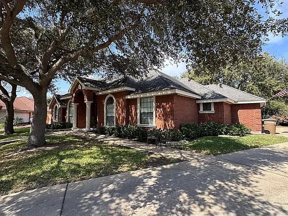 901 Crown Cir — exterior photo