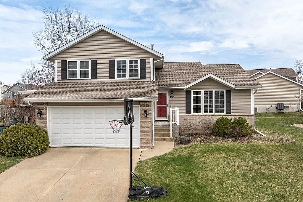 933 White Ivy Pl NE — exterior photo