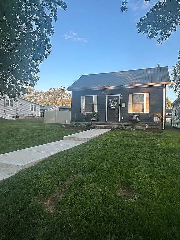412 W Monroe St — exterior photo
