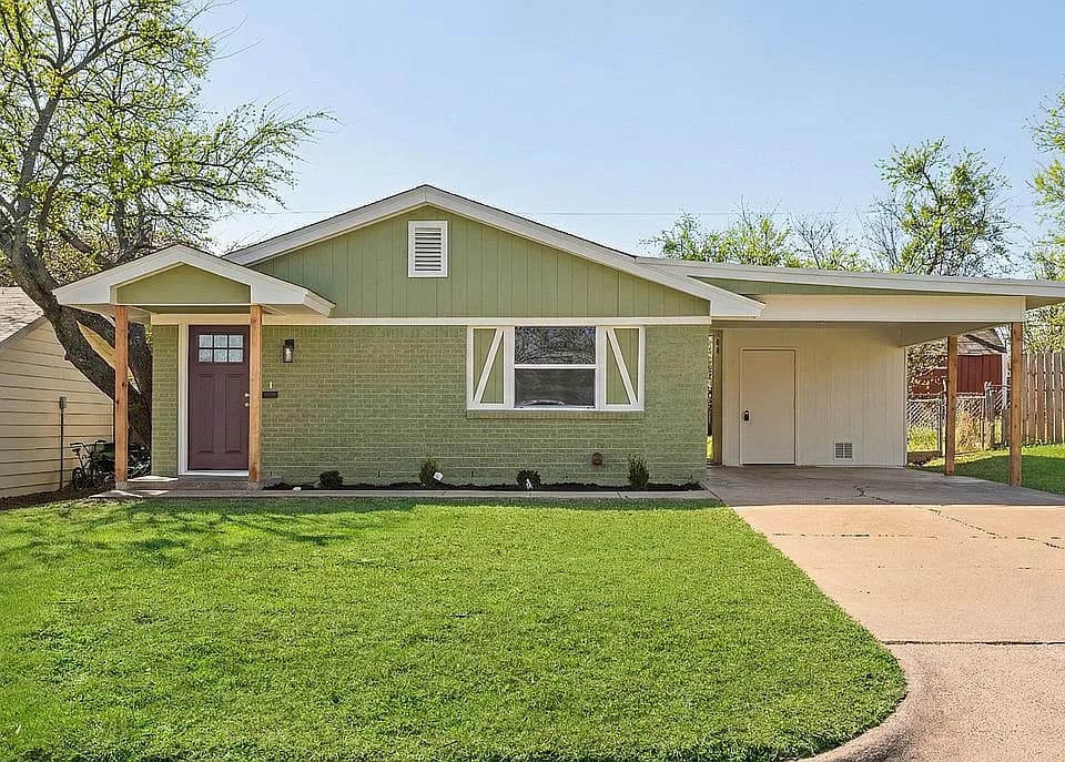 1113 Keechi St — exterior photo