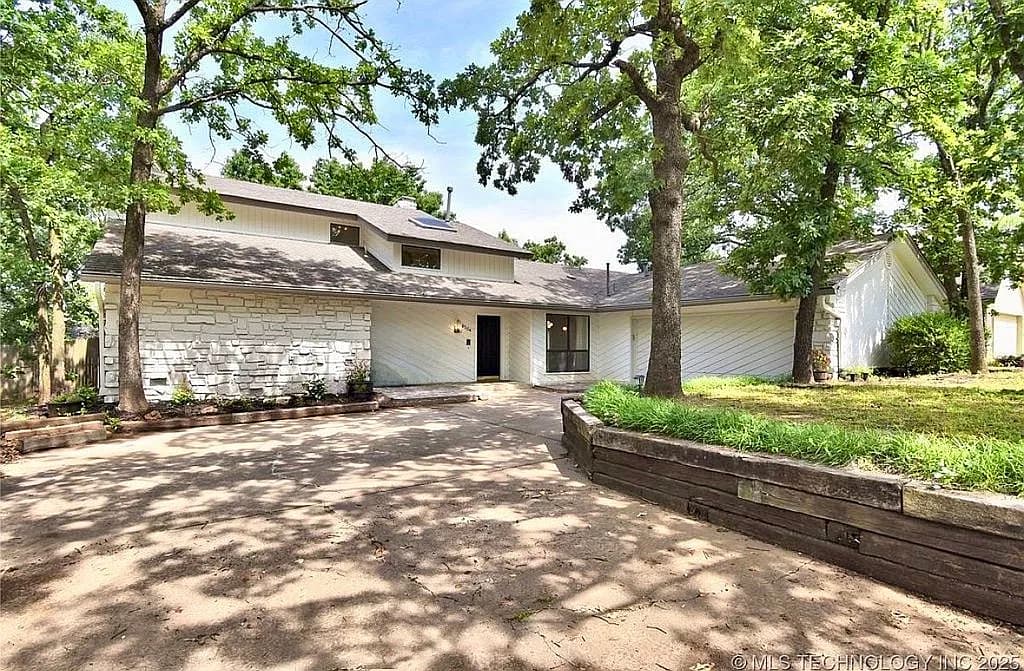 8504 S Winston Ave — exterior photo