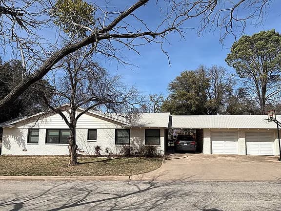 2101 Lincoln Dr — exterior photo