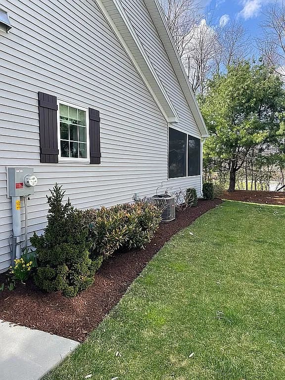 5545 Mendenhall Dr — exterior photo