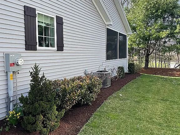 5545 Mendenhall Dr — exterior photo