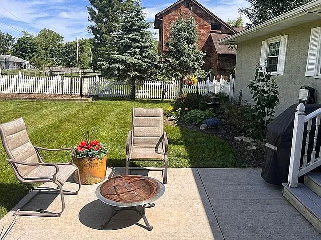 880 Hill Rd N — exterior photo