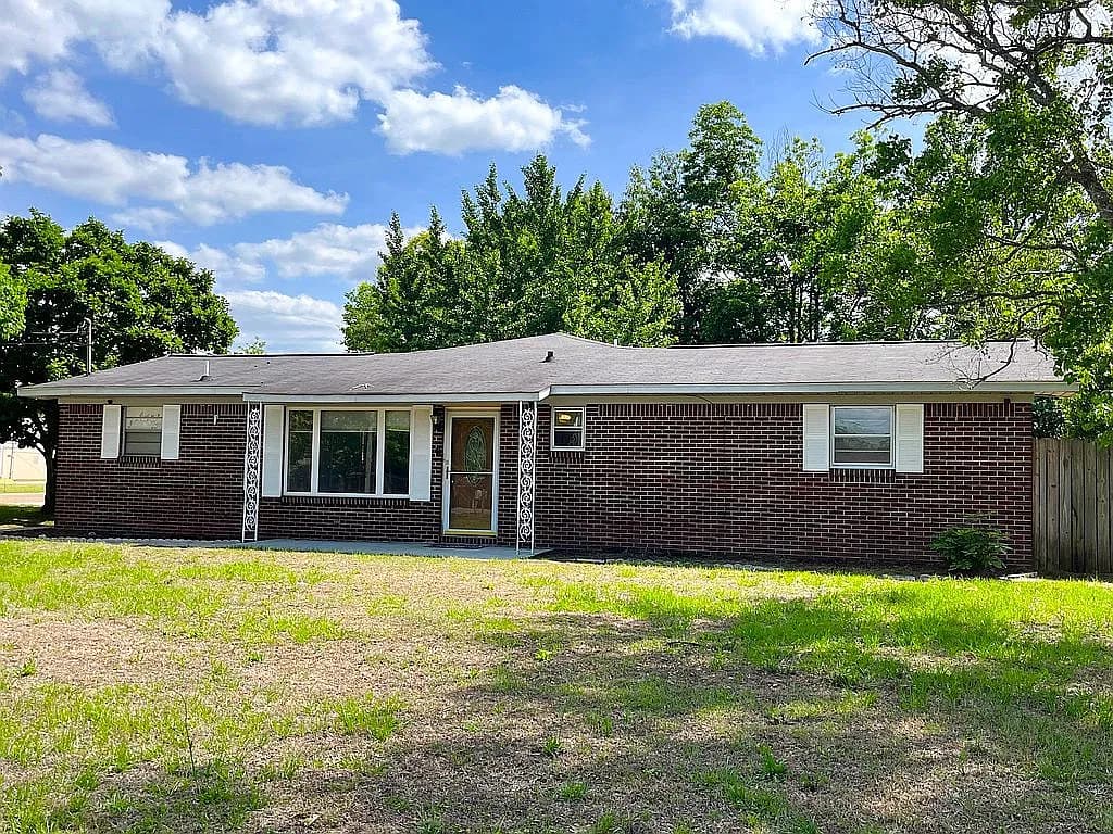 618 E McKinnon St — exterior photo