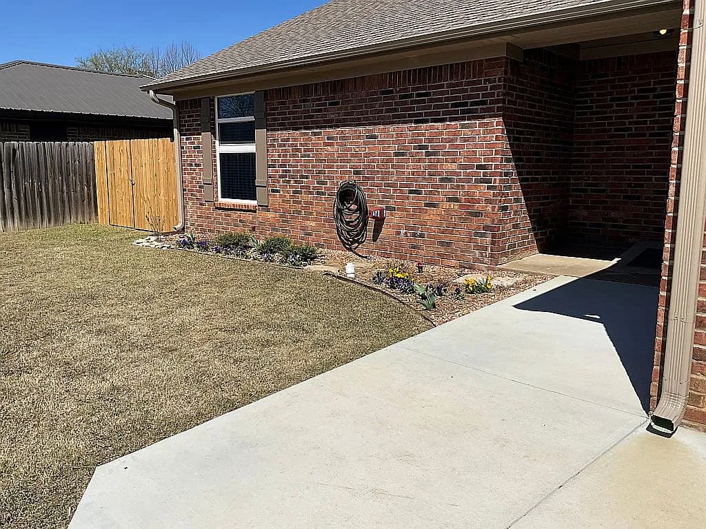 114 Teakwood Dr — exterior photo