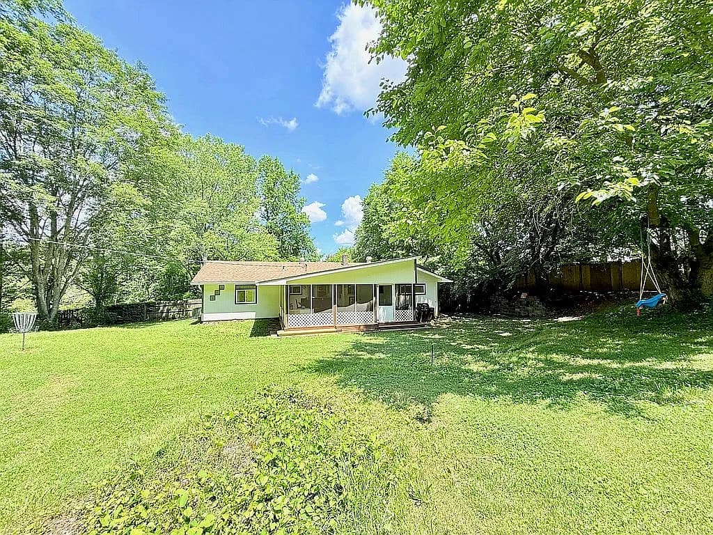 1126 Valley Dr — exterior photo