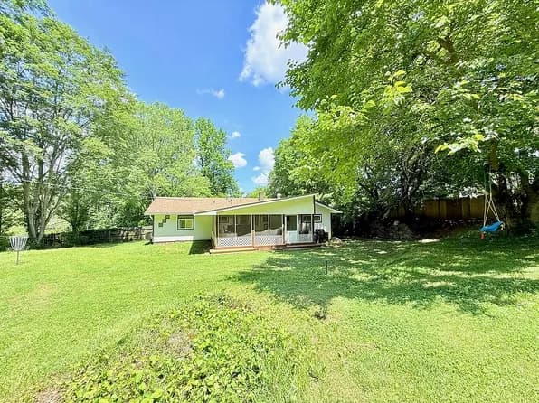 1126 Valley Dr — exterior photo