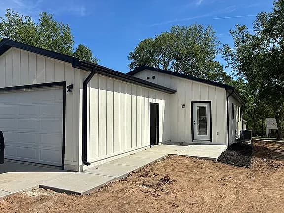 322 E Bradford St — exterior photo