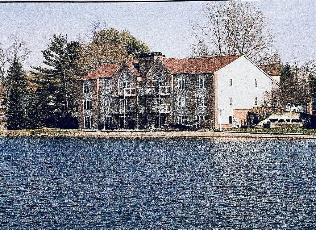 3354 Adams Shore Dr — exterior photo