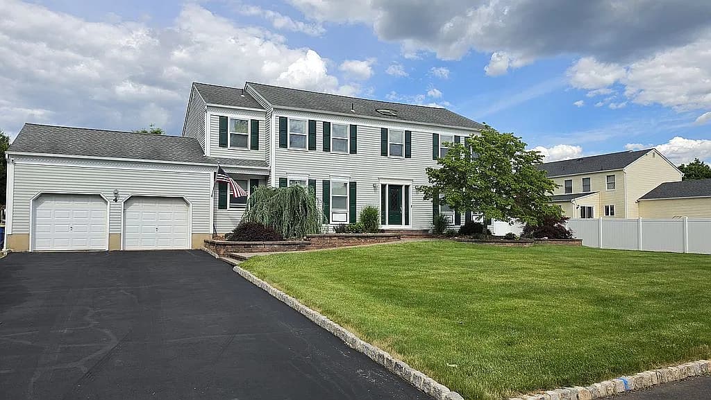 4 Daniel Dr — exterior photo