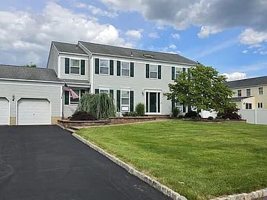4 Daniel Dr — exterior photo