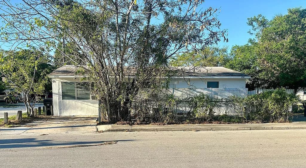 1208 3rd Ave S — exterior photo