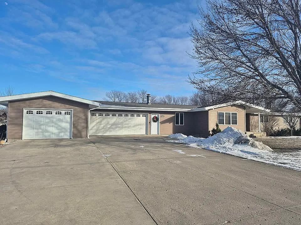 240 N 8th Ave W — exterior photo